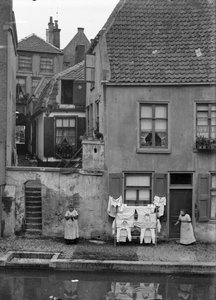 69586 Gezicht in de Rondpoort te Utrecht met op de achtergrond het huis Twijnstraat 35 en op de voorgrond de Oudegracht ...